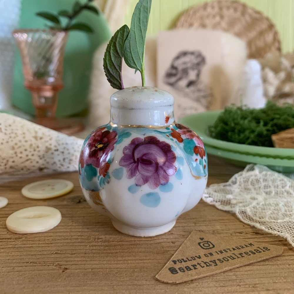 Vintage Porcelain Floral Shaker 🌸 Unique Home Decor / Gift / Antique / Nature - Picture 5 of 9